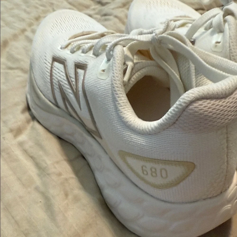 New Balance 680 Fresh Foam Women's White and Gold Running Shoes *No Box* - Picture 6 of 8